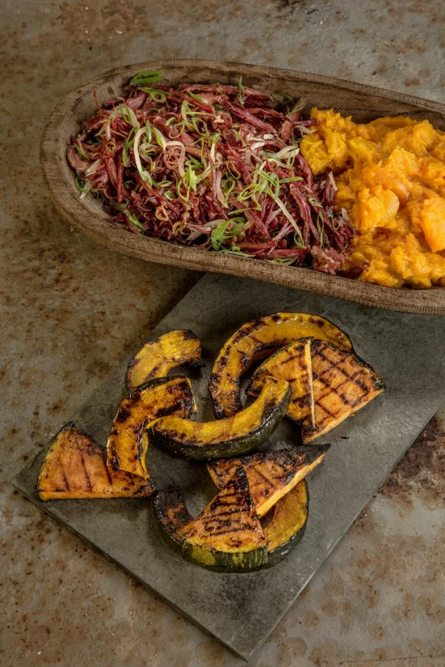 Legumes dos mais versáteis, a abóbora trafega da cozinha do sal e na do açúcar muito bem. É salada, acompanhamento, prato principal, sobremesa… Conta pra gente: qual seu prato preferido com abóbora? (tem algumas ideias no vídeo acima e as receitas estão todas lá no site, claro)

One of the most versatile vegetables, squash works well in both savory and sweet dishes. It can be a salad, a side dish, a main course, or a dessert... Tell us: what's your favorite squash dish? (There are some ideas in the video above, and the recipes are all on the website, of course)