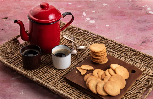 #ReceitaFácil Ainda em clima de Dia das Crianças, e já à beira do Dia dos Professores (amanhã), nossa dica é preparar um biscoito com os pequenos que pode ser um presente para aquele professor especial. Que tal? Nossa dica é o biscoito caseiro, que rende 35 unidades e é fácil de fazer, mas no nosso site você encontra várias outras receitas. Peneire 1¼ xícara de farinha de trigo, 1 pitada de sal e ½ xícara de açúcar de confeiteiro juntos. Corte ¾ de xícara de manteiga gelada em cubos pequenos e volte para a geladeira por 10 minutos. Acrescente a manteiga sobre a mistura de farinha, para que os pedacinhos de manteiga não grudem uns nos outros. Incorpore com as pontas dos dedos o mais rápido que conseguir, até formar um farelo. Acrescente 1 ovo e amasse com delicadeza até formar a massa. Se a massa ainda não tiver se juntado, acrescente um pouco de água gelada. Faça uma bola com a massa, embrulhe em filme de PVC e achate para facilitar na hora de abrir. Deixe descansar na geladeira por no mínimo 1 hora ou até 48 horas. Quando for usar, abra em superfície ligeiramente enfarinhada na espessura de 1 cm e corte no formato desejado. Asse em forno preaquecido a 180°C por 12 minutos ou até dourar levemente.

Let´ do some homemade cookies. Sift 1¼ teacups of all-purpose flour, salt and ½ teacup of powdered sugar mixed together. Cut the cold butter into small cubes and return them to the fridge for 10 minutes. Place ¾ teacup of cold butter, cut into cubes on top the flour mixture so the little pieces won't stick to one another. Mix them with your fingertips as fast as you can, until you obtain a crumbly dough. Add 1 egg and knead gently until the dough is formed. If the dough isn't coming together, add a bit of ice-cold water. Roll up the dough into a ball, wrap it with a plastic film and flatten it so it will be easier to roll out later. Allow it to rest in the fridge for at least 1 hour, or up to 48 hours. When you choose to use it, roll it out in a surface sprinkled with a bit of flour until you have a 1 cm thickness. Cut it into rectangles or another shape. Bake in a preheated oven at 180°C for 12 minutes, or until lightly golden.