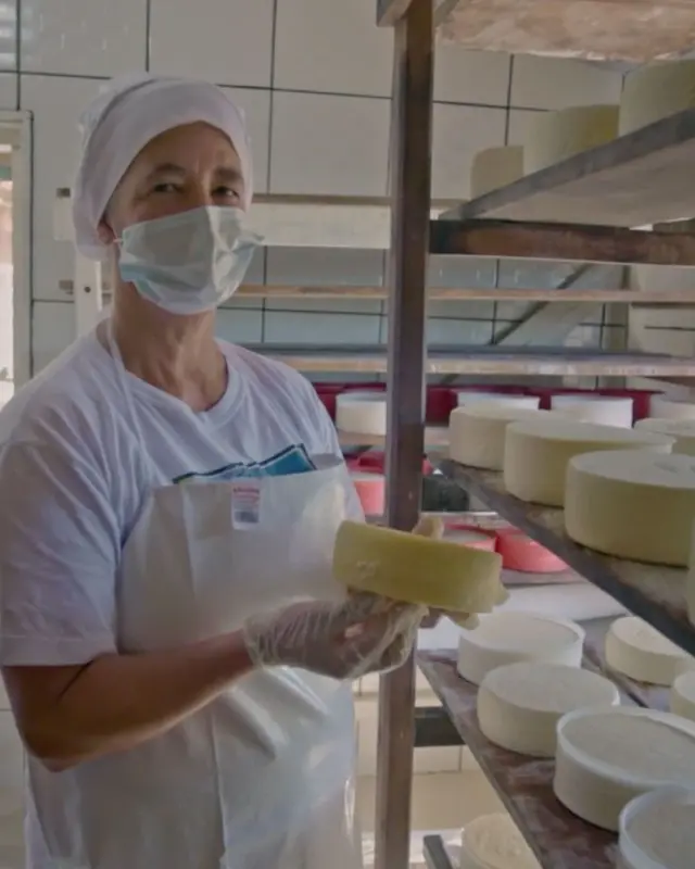 Os modos de fazer queijo artesanal da Canastra e Comté são considerados Patrimônio Cultural Imaterial da Humanidade pela Unesco. Esses dois queijos são, respectivamente, ingrediente indispensável do nosso pão de queijo e também do  gougère francês. O Instituto Brasil a Gosto nos convida a valorizar essas tradições, celebrando a riqueza de saberes e sabores que definem nossa gastronomia - e entender a similaridades que temos com a culinária francesa -, na série “Por Trás do Prato”, todas as sextas-feiras, às 22h15, na GNT e no GloboPlay.
#PorTrasDoPrato #GNT #Globoplay #PelaCozinhaBrasileira #AnodoBrasilnaFrança #AnodaFrançanoBrasil