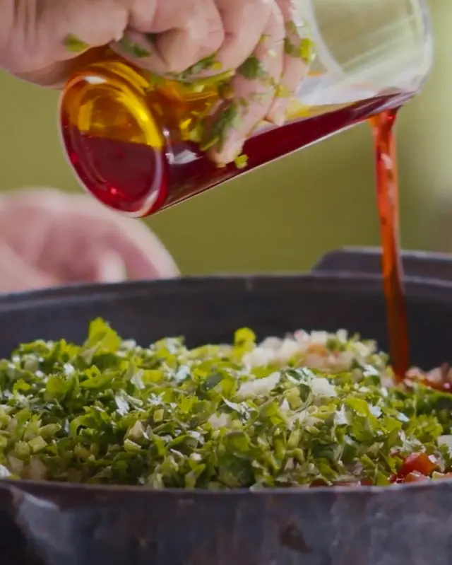 Quem assistiu ao episódio de Por Trás do Prato na semana passada - quem não viu, corre no @globoplay - certamente ficou com água na boca para comer experimentar uma boa moqueca, não? Pode ser uma ótima oportunidade para visitar o site do Instituto Brasil a Gosto. Lá temos receita de duas versões que são sucesso por aqui: a capixaba e a baiana. E tem também moqueca de ovo e de legumes. Acesse https://brasilagosto.org/tag/moqueca/ e saboreie!